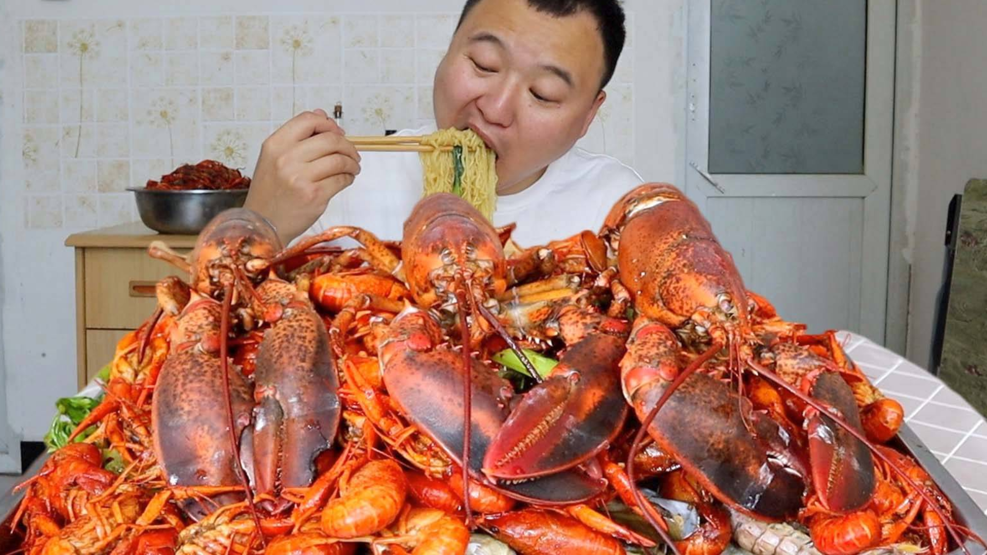 小伙3波士顿龙虾,6斤小龙虾,各种蛤蜊做海鲜咖,2泡面,过瘾